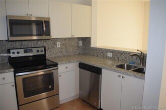 17720 NW 73rd Ave, Unit 105 in Hialeah, FL - Building Photo - Building Photo