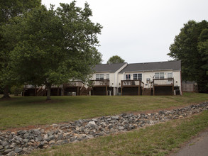 Woodridge Apartments in Mount Holly, NC - Building Photo - Building Photo