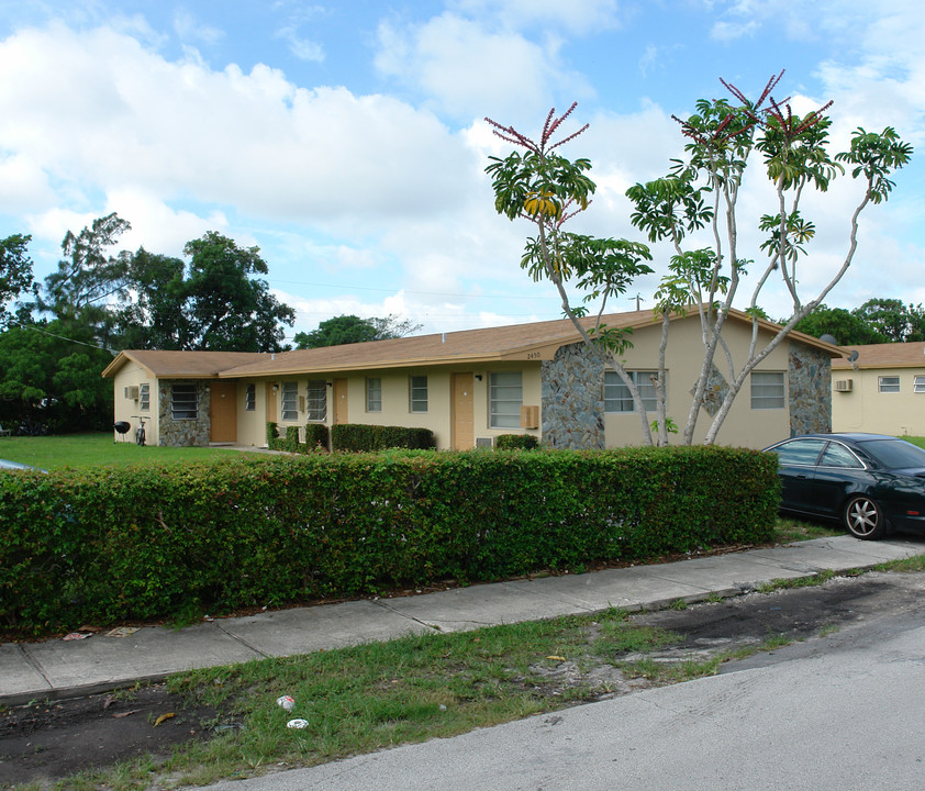 2450 NE 188th St in Miami, FL - Building Photo