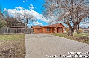 3323 W Woodlawn Ave in San Antonio, TX - Building Photo
