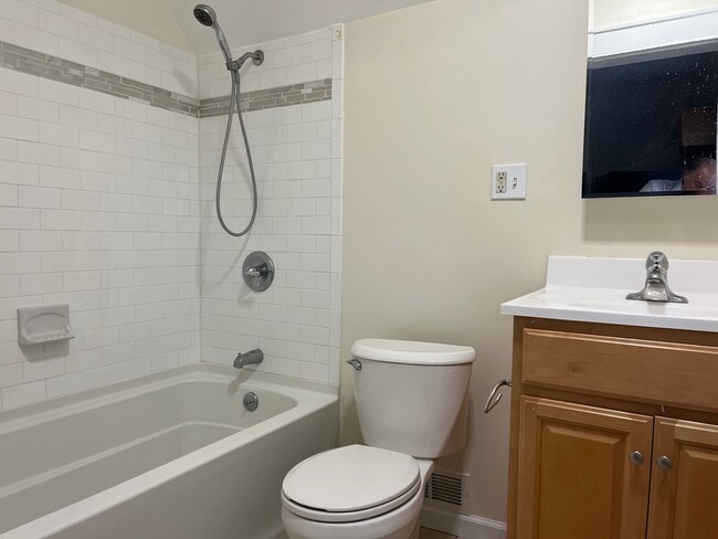 63 Raymond St, Unit #2 in Stratford, CT - Building Photo - Building Photo