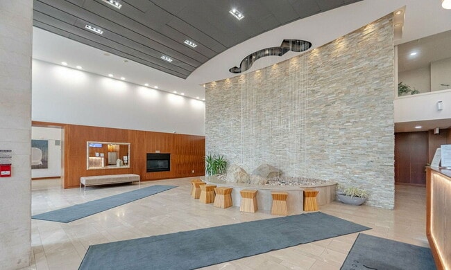 225 Webb Dr in Mississauga, ON - Building Photo - Building Photo
