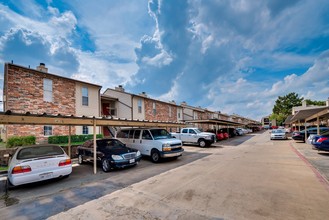 Creekbend Condominiums in Dallas, TX - Building Photo - Building Photo