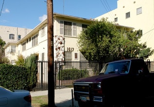 1617 Mariposa Ave in Los Angeles, CA - Foto de edificio - Building Photo