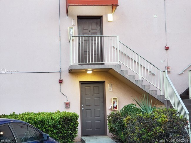 7195 NW 179th St in Hialeah, FL - Building Photo - Building Photo