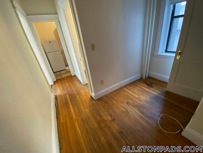 1156 Commonwealth Ave, Unit 29 in Allston, MA - Foto de edificio - Building Photo