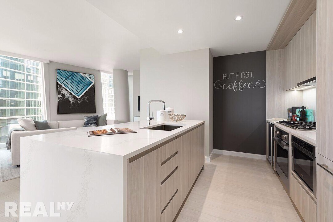 675 W 59th St-Unit -810 in New York, NY - Building Photo