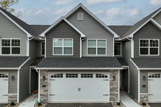 Ravina Townhomes in Sylvania, OH - Foto de edificio - Building Photo