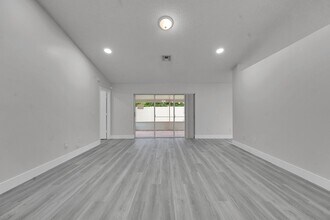 13048 Meadowbreeze Dr in Wellington, FL - Foto de edificio - Building Photo