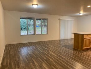 324 Holly Blvd in Kalama, WA - Building Photo - Building Photo