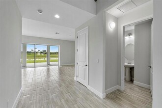 5217 Liberty Ln in Westlake, FL - Foto de edificio - Building Photo