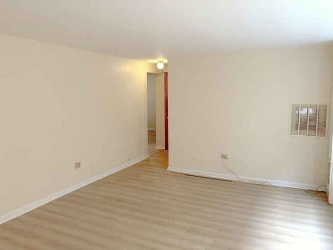 2650 W Touhy Ave in Chicago, IL - Building Photo - Building Photo