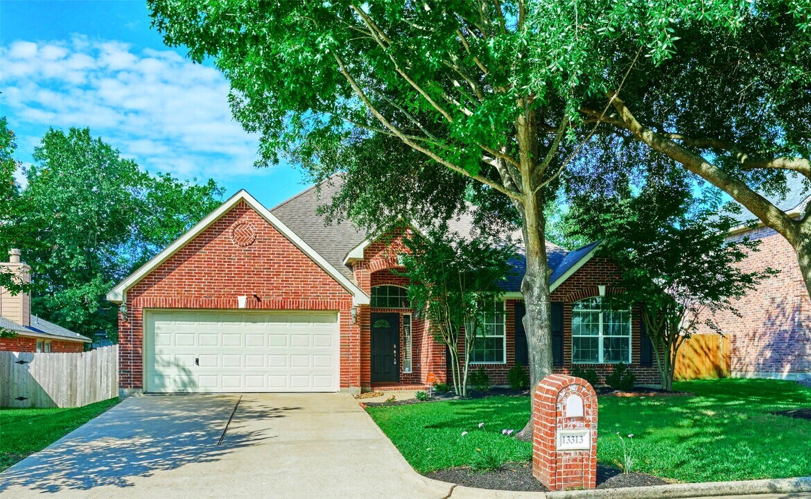 13313 Enchanted Way in Montgomery, TX - Foto de edificio