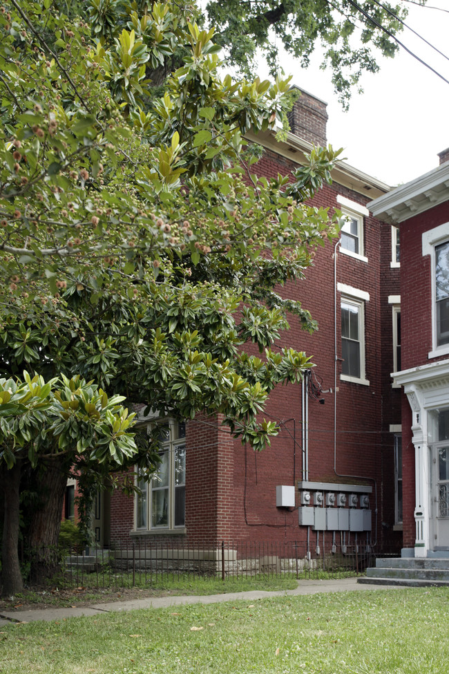 224 E Oak St in Louisville, KY - Building Photo - Building Photo