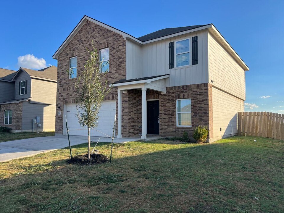 18413 Quiet Range Dr in Elgin, TX - Foto de edificio