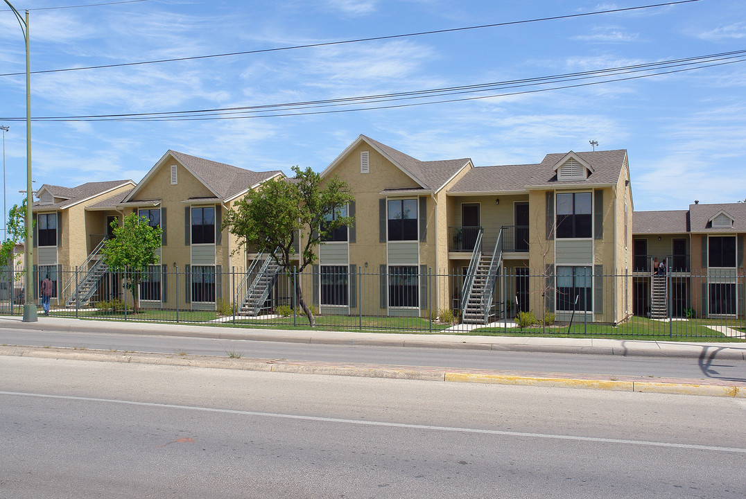 Vista Verde II Apartments in San Antonio, TX - Building Photo