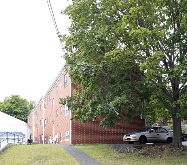 325 Strawberry Hill Ave in Norwalk, CT - Foto de edificio - Building Photo