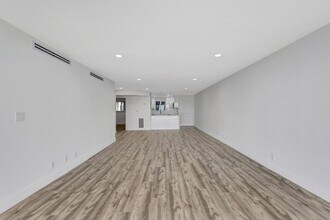 301 Lake Shore Dr in Lake Park, FL - Building Photo - Building Photo