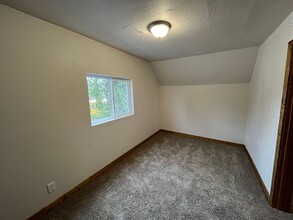 426 Vaughn St, Unit Upper in Rhinelander, WI - Foto de edificio - Building Photo
