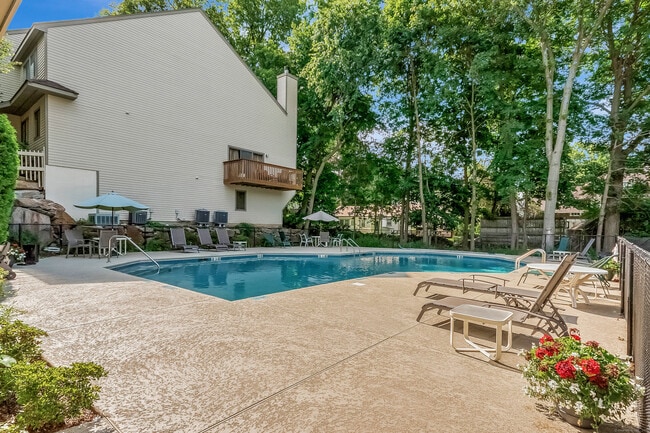 2435 Bedford St in Stamford, CT - Building Photo - Building Photo