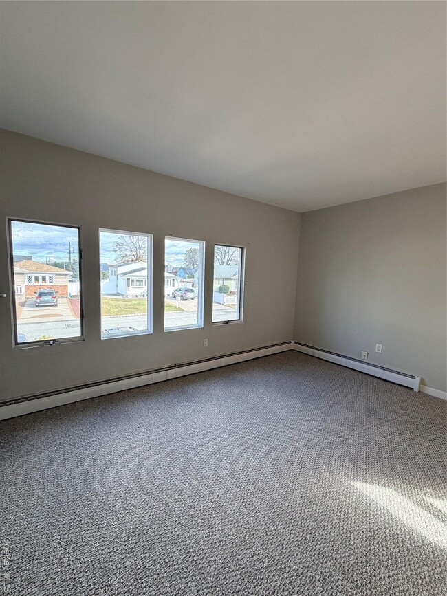 305 Deauville Pkwy in Lindenhurst, NY - Building Photo - Building Photo