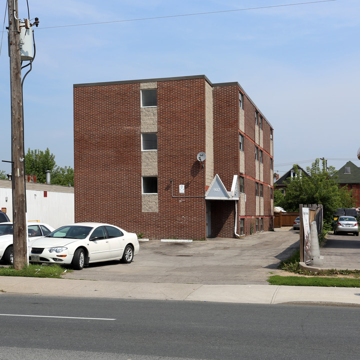 907 King St E in Hamilton, ON - Building Photo