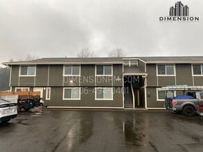 Large Top floor 2 Bed 1.5 Bath Apartment in Pacific, WA - Building Photo - Building Photo