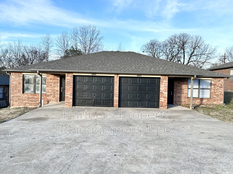 5702 Sara St in Fayetteville, AR - Building Photo