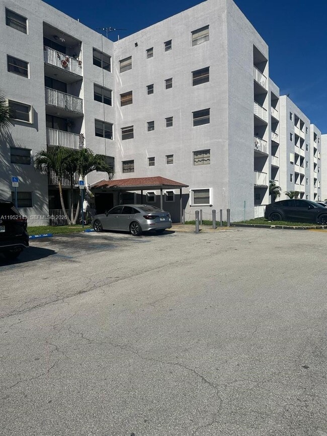 8145 NW 7th St in Miami, FL - Foto de edificio - Building Photo