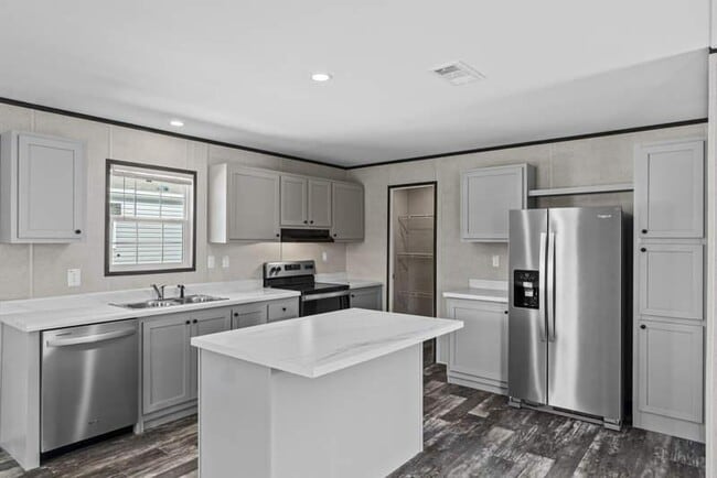 6550 Hidden Oaks Dr in North Fort Myers, FL - Building Photo - Building Photo