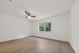240 Lake Frances Dr in Royal Palm Beach, FL - Building Photo - Building Photo