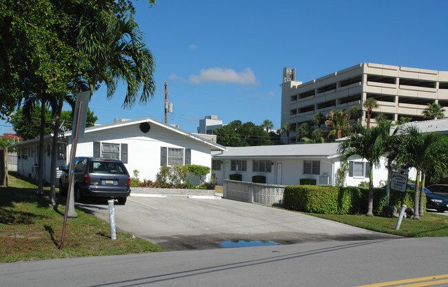4829 NE 23rd Ave in Fort Lauderdale, FL - Foto de edificio - Building Photo