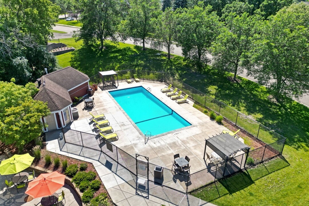 Bass Lake Hills Townhomes in Plymouth, MN - Building Photo