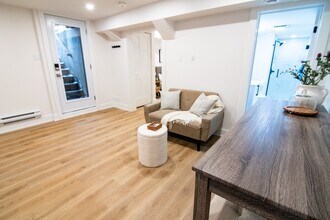 142 Young St in Ottawa, ON - Building Photo - Building Photo