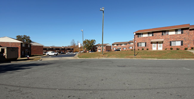 Tucker Street Apartments in Burlington, NC - Foto de edificio - Building Photo