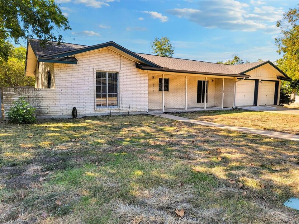 1902 Montclair Dr in Round Rock, TX - Foto de edificio