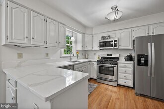 7401 Crestberry Ln in Bethesda, MD - Building Photo - Building Photo