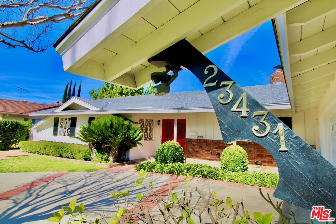 23431 Clarendon St in Los Angeles, CA - Building Photo