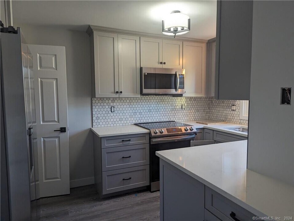 10 Old Farms Ln in New Milford, CT - Building Photo