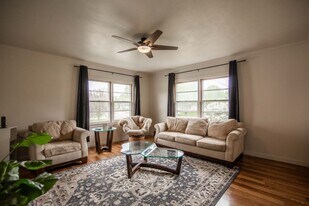 215 E Arikara Ave, Unit 1 in Bismarck, ND - Building Photo