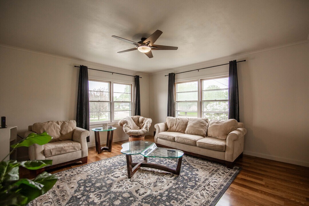 215 E Arikara Ave, Unit 1 in Bismarck, ND - Building Photo