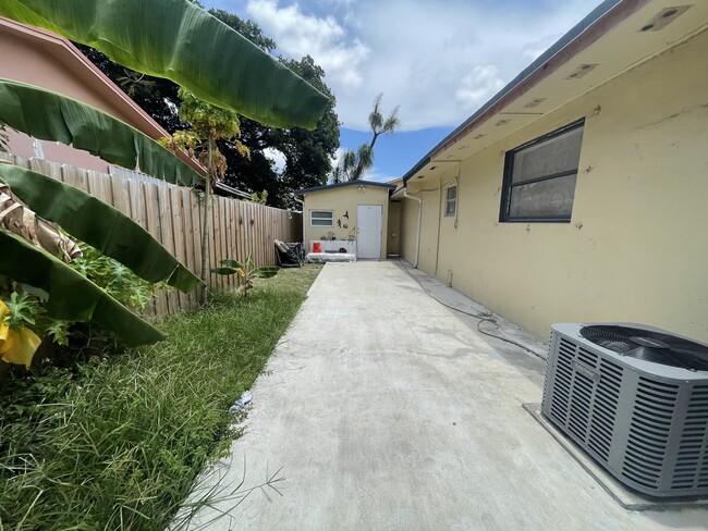 2146 NW 18th Ter in Miami, FL - Building Photo - Building Photo