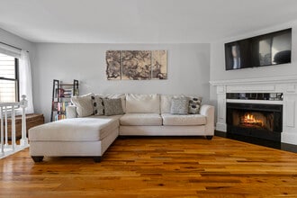 109 Peddlers Dr in Branford, CT - Building Photo - Building Photo