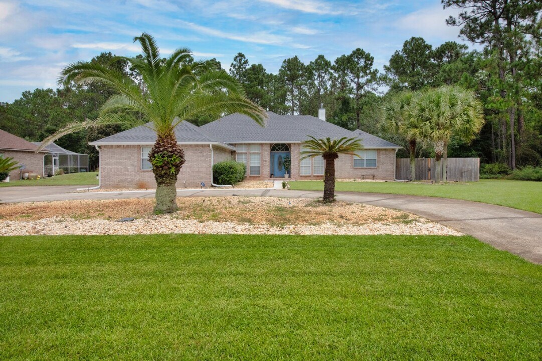 7152 Snug Waters Rd in Navarre, FL - Building Photo