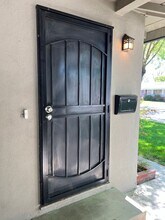 1237 Cecil Way in Modesto, CA - Foto de edificio - Building Photo