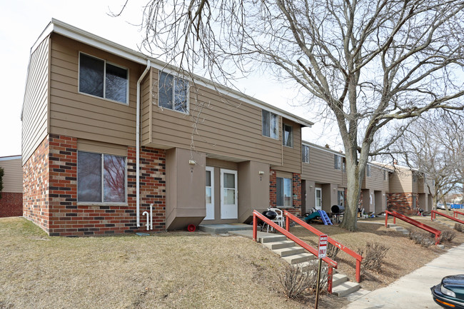 Watertown East Apartments in Watertown, WI - Foto de edificio - Building Photo