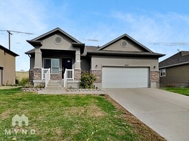 935 Chris Cir in Clearfield, UT - Building Photo