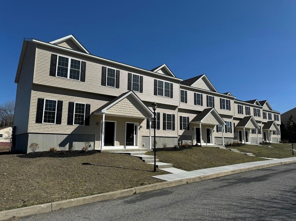2-74 Hudson Cir in Marlboro, NY - Building Photo
