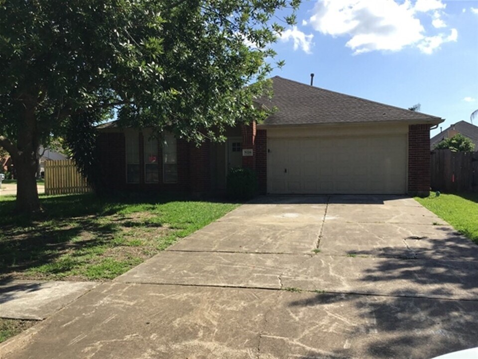 5026 Chase Stone Dr in Bacliff, TX - Building Photo