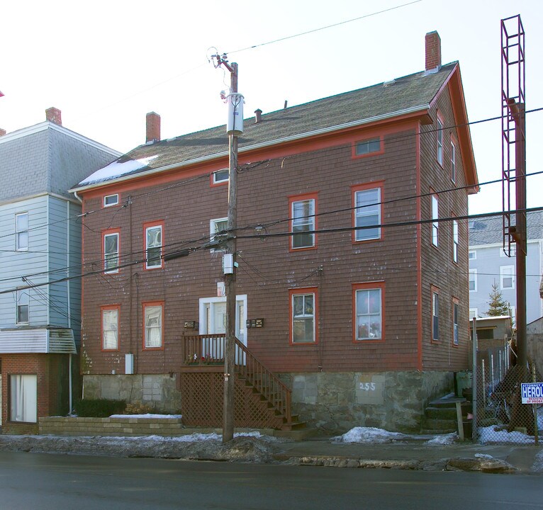 255 Rodman St in Fall River, MA - Foto de edificio